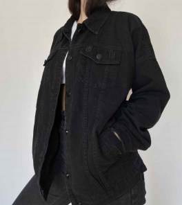 Черная джинсовка оверсайз с воротником фото